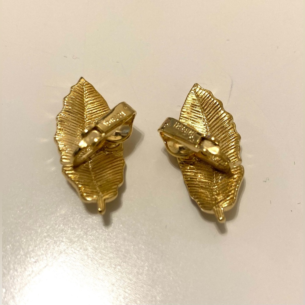 Vintage Trifoli gold colored clip-on leaf earrings - Picture 5 of 6